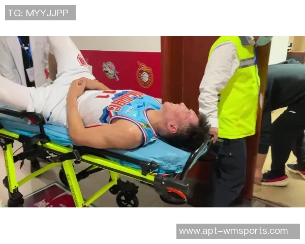 特伦特上篮受伤左小腿被搀扶回更衣室球迷心痛不已